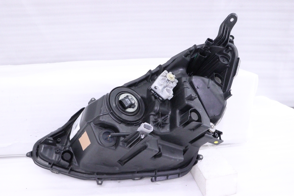 26-2289☆前期 LED NHP10 アクア☆右ヘッドライト KOITO 52-247 打刻:W
