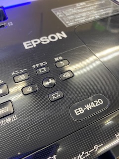 テレビ・映像機器 O85 EPSON EB-W420 プロジェクター 本体