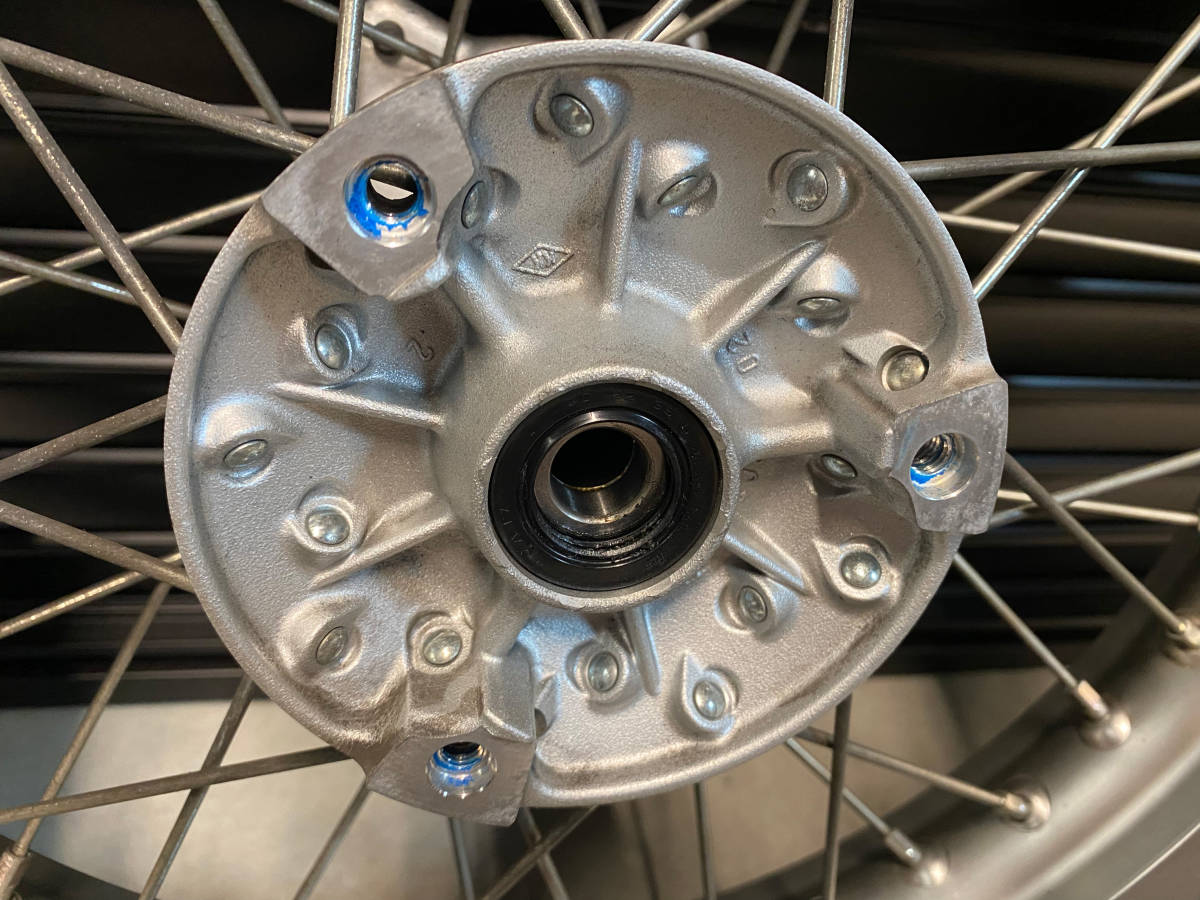 トリッカーの純正リアホイール、タイヤ、スプロケ、ディスク トリッカー純正リアホイールタイヤ、スプロケ、ディスク付+チューブ一