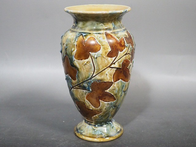 1882年製 ロイヤルダルトン窯　ロイヤルドルトン窯 花瓶 彩釉葉文花生　模様 1882年製 ロイヤルダルトン窯 ロイヤルドルトン窯 花瓶 彩釉葉文花生 模様