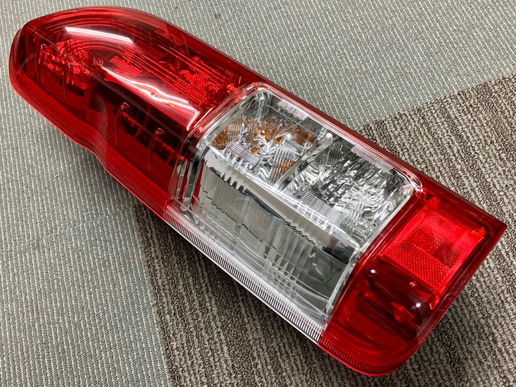 新車外しトヨタ ③ 新車外し ハイエース200系 トヨタ純正 テールランプ