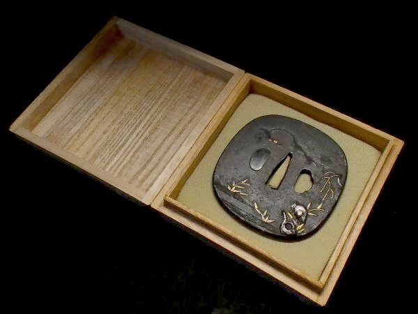 長径：約8.6cmの大鍔 花鳥図 鉄地 金銀色絵 象嵌 桐箱付 検：鍔/縁頭
