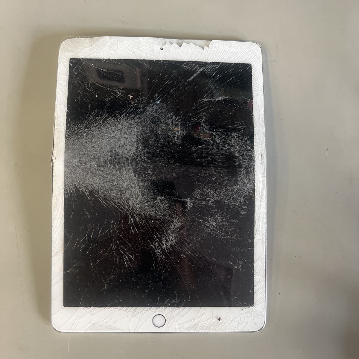 Apple iPad Pro 9.7in A1674 ジャンク(iPad本体)｜売買された