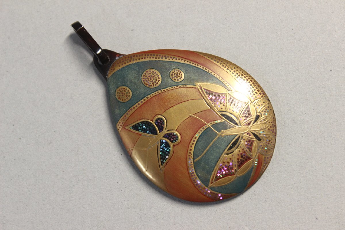 光山 銘 ブローチ 本べっ甲 螺鈿 金蒔絵 舞蝶図 鼈甲 4.5×7.3cm