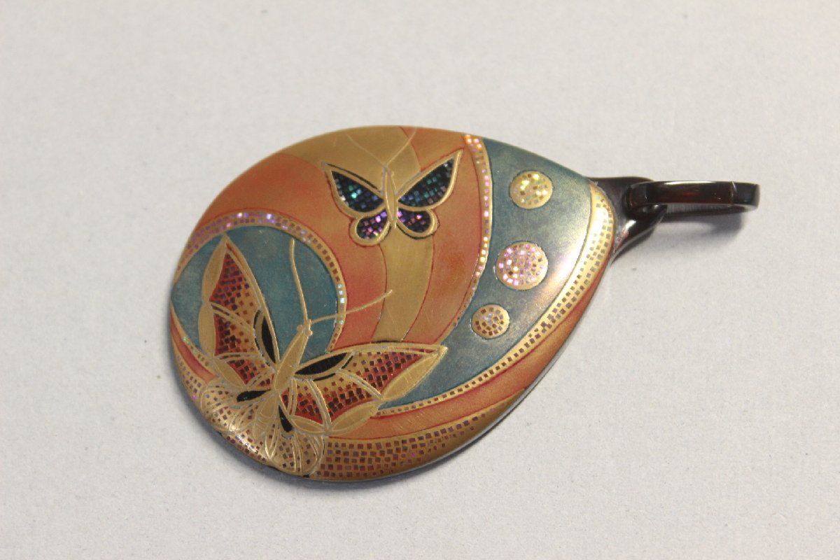 光山 銘 ブローチ 本べっ甲 螺鈿 金蒔絵 舞蝶図 鼈甲 4.5×7.3cm