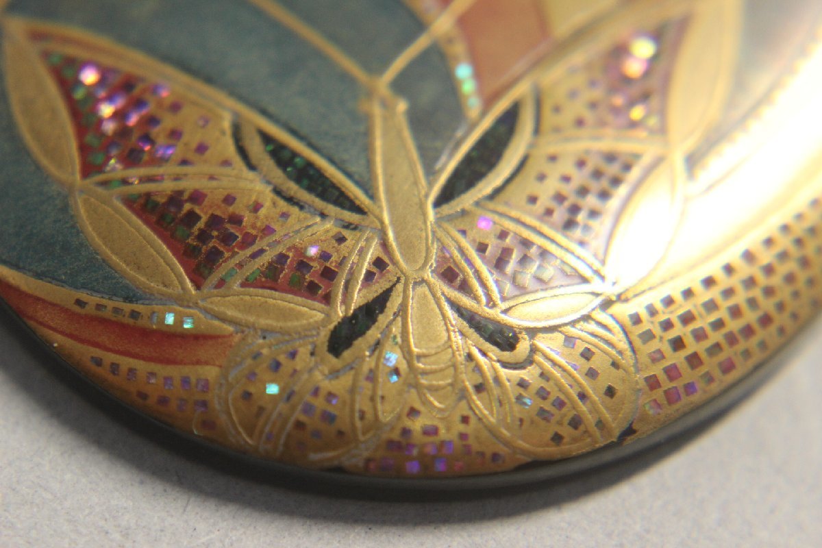 光山 銘 ブローチ 本べっ甲 螺鈿 金蒔絵 舞蝶図 鼈甲 4.5×7.3cm