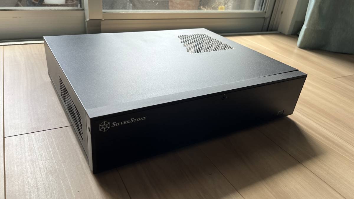 Silverstone フロントドア（カギ付）装備 横置きスリム型HTPCケース SST-ML04B