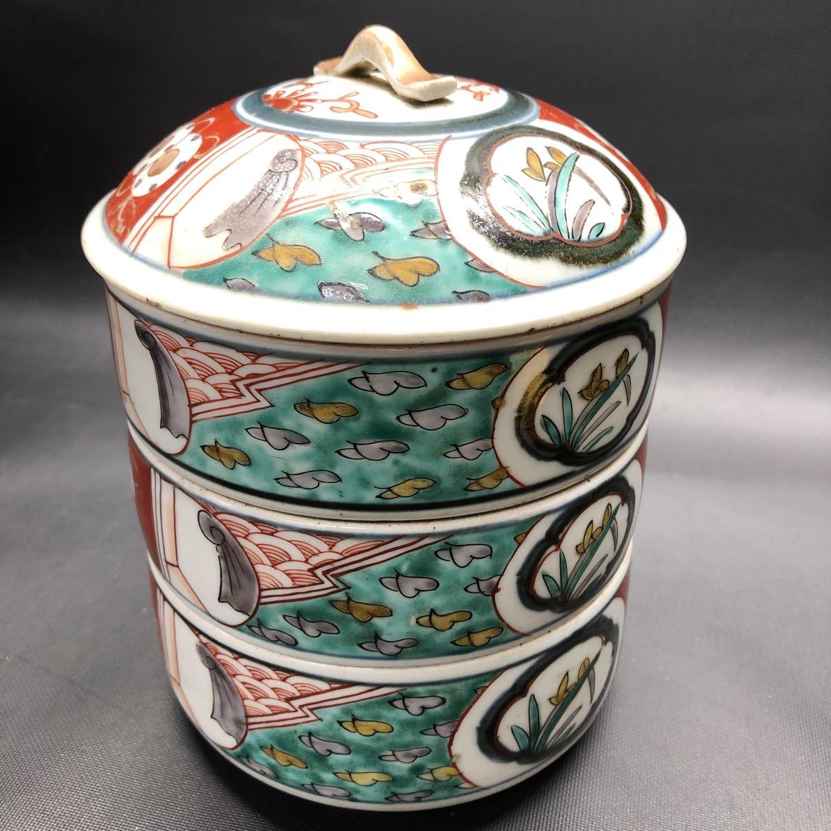 AI1285 古伊万里 3段重 木箱 共箱 伊万里 色絵 赤絵 三段重 陶器 蓋物 