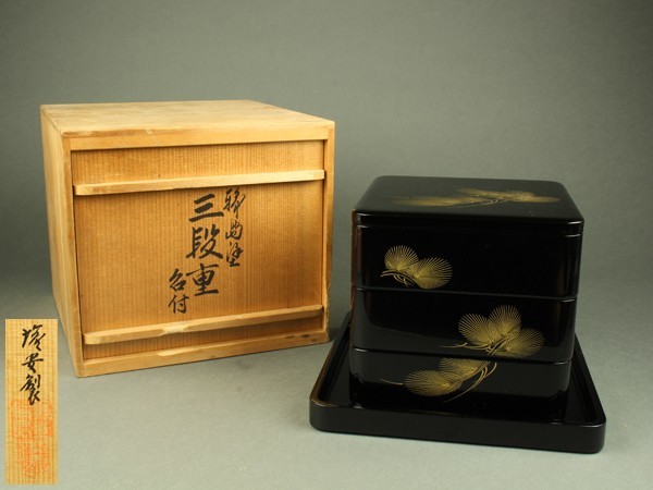 蒔絵沈金の能登国輪島塗漆器三宝 松と花模様 宇】HE434 能登輪島塗 塩安製 松沈金三段重 台付 共箱