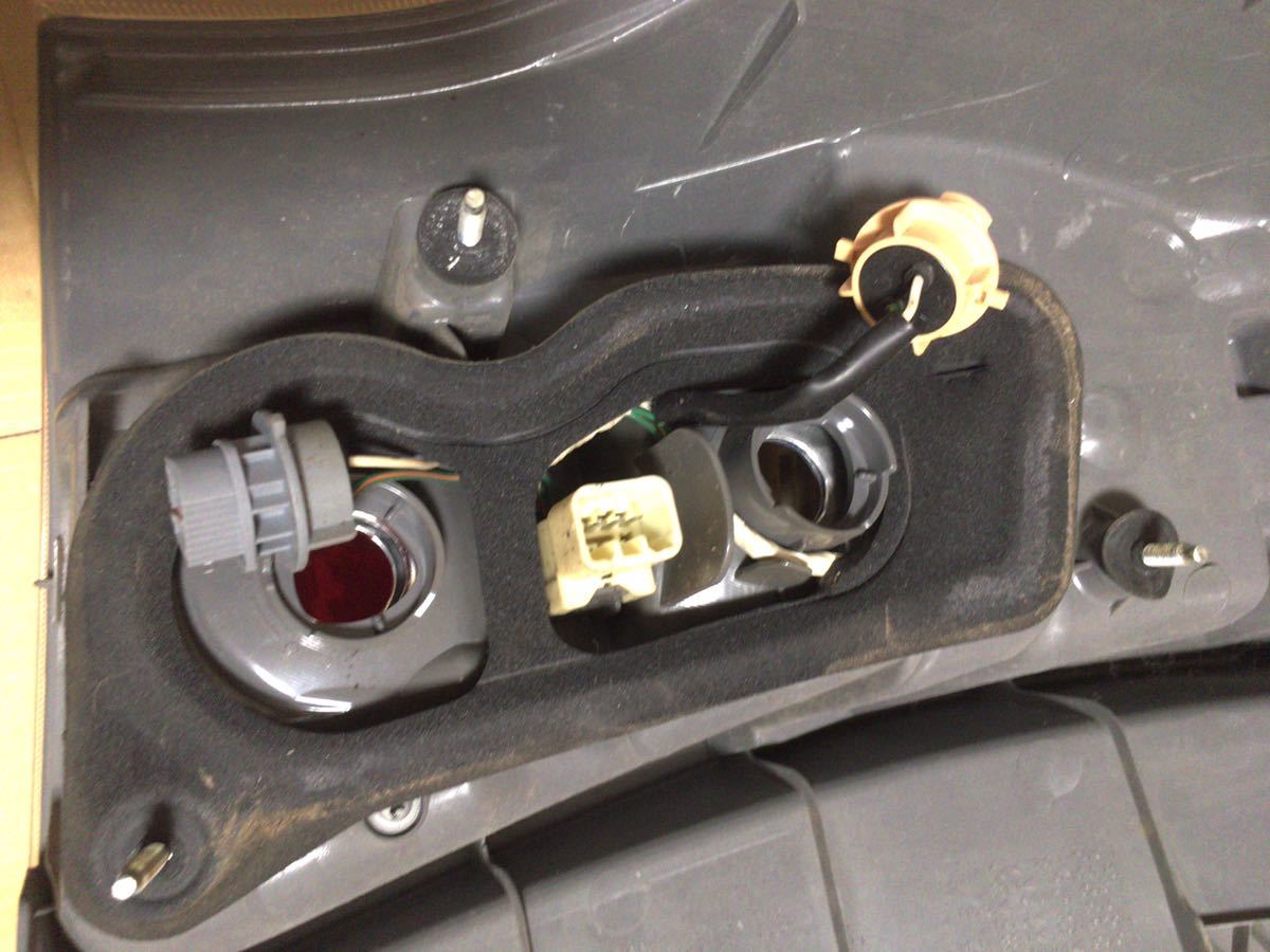 プリウスα テールランプ 右 プリウスα 右テールランプ プリウス