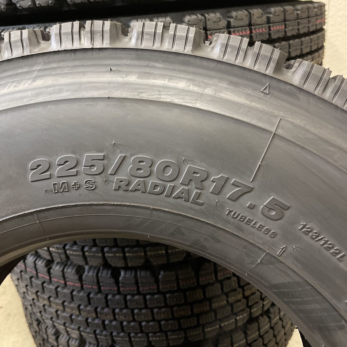 新品トラックタイヤ6本セット スタッドレス 225/80R17.5 ブリヂストン 