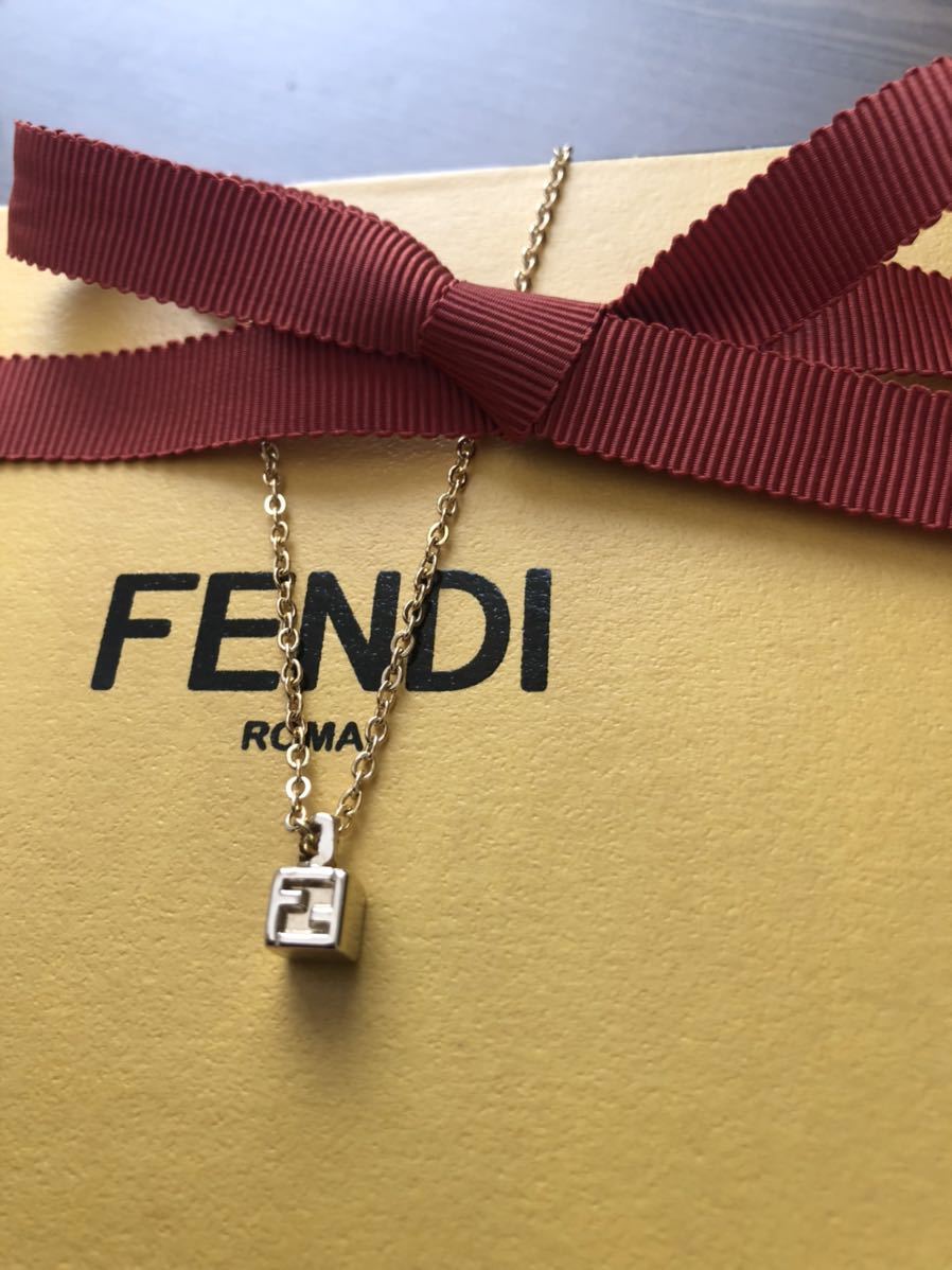 正規美品 FENDIフェンディ キューブ型ロゴチャーム ゴールド系 