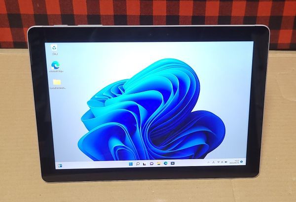 Surface Go Microsoft 0 Laptop - Review: | of 128GB Tom's 8GB RAM