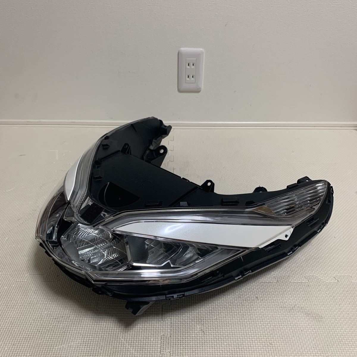 中古・純正】ホンダ PCX125 ヘッドライト 部品11 HONDA 中古になります