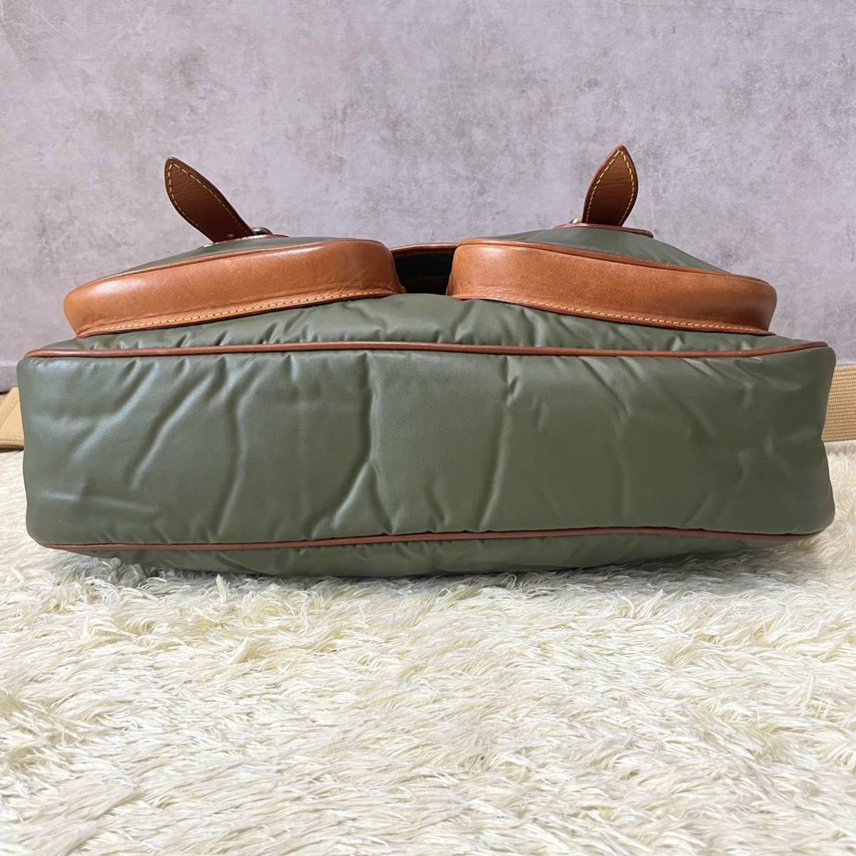 1円 極美品 HUNTING WORLD ショルダーバッグ 『極上の逸品』ハンティングワールド メッセンジャーバッグ バチュー ロゴ カーキ WORLD ハンティングワールド 1円 0 ゴールド金具 極美品30周年
