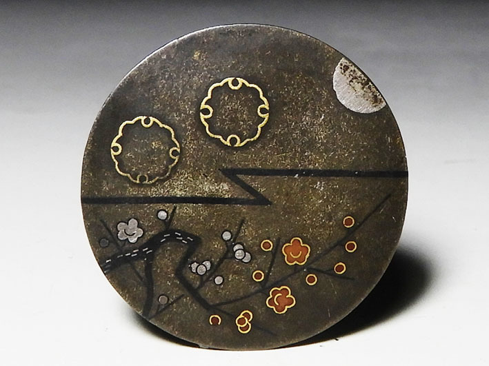 花】提げ物：金工四分一地金銀赤銅象嵌月夜の梅花雪輪図鏡蓋根付(根付
