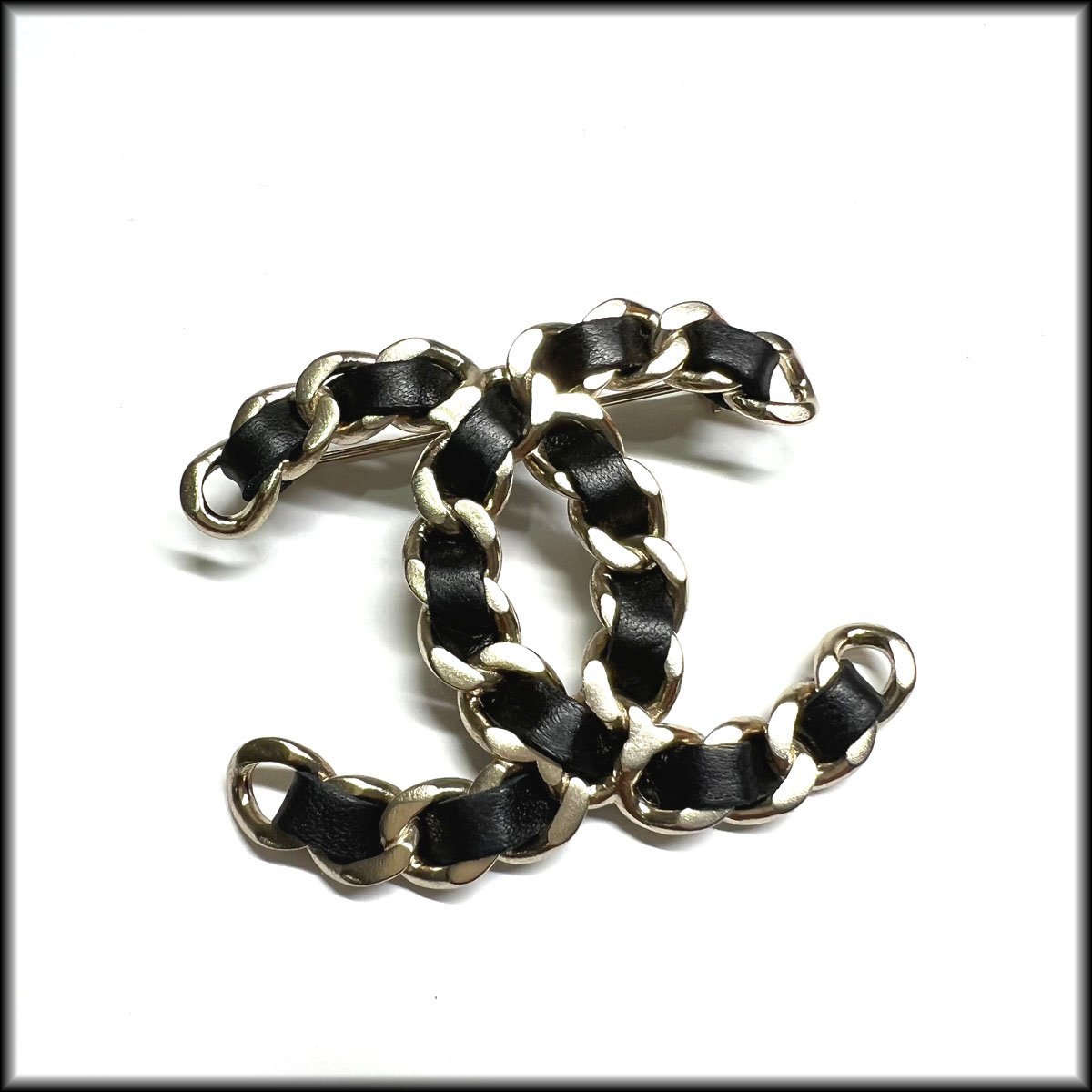 レア美品　CHANEL シャネル　ブローチ　チェーン　レザー　CCマーク ◇シャネル◇ココマーク ブローチ 革巻き チェーンデザイン 16秋冬