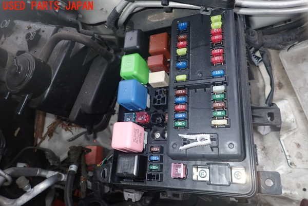 5UPJ-85036741]ランクル100系(UZJ100W)ヒューズボックス1 中古 UZJ100