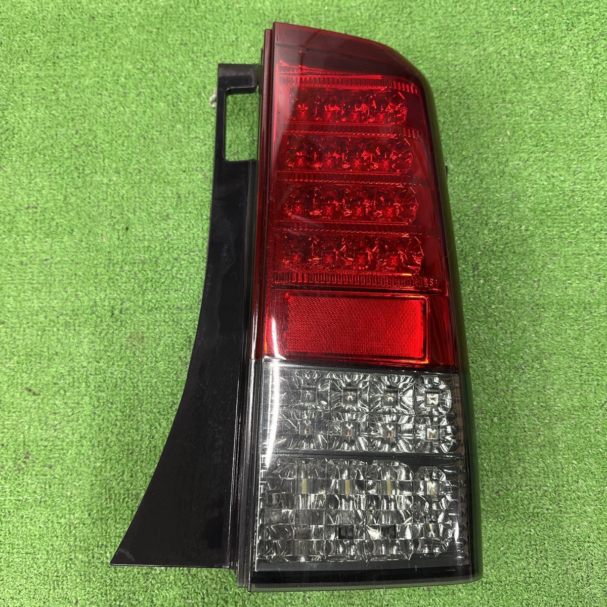 52、トヨタ bB NCP31 純正 右側 テールランプ SONAR:SK1610(テール 