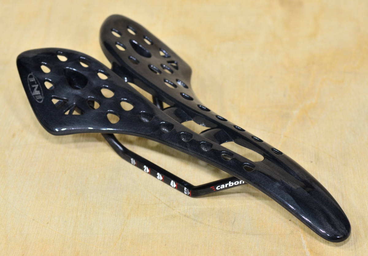 TNI メッシュカーボンサドル Short carbon fiber (柔らかめ) TNI
