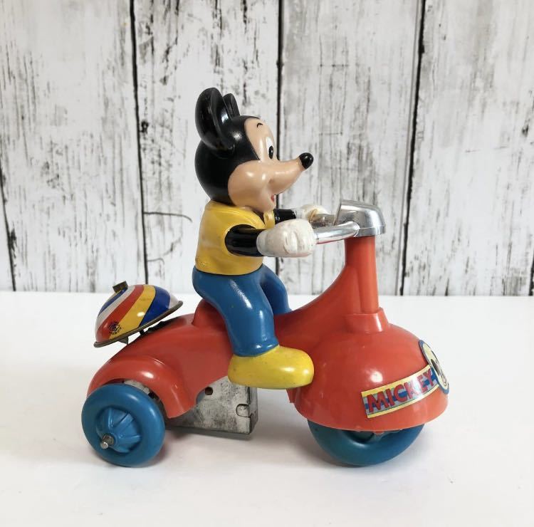 赤い三輪車、シートに亀裂あり 込める 