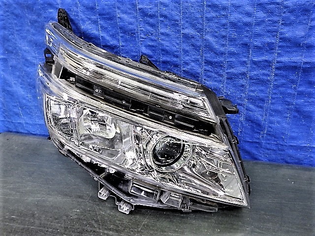 1273 ヴォクシー ZRR80W 前期 煌 キラメキ 右ライト LED 28-229 81110