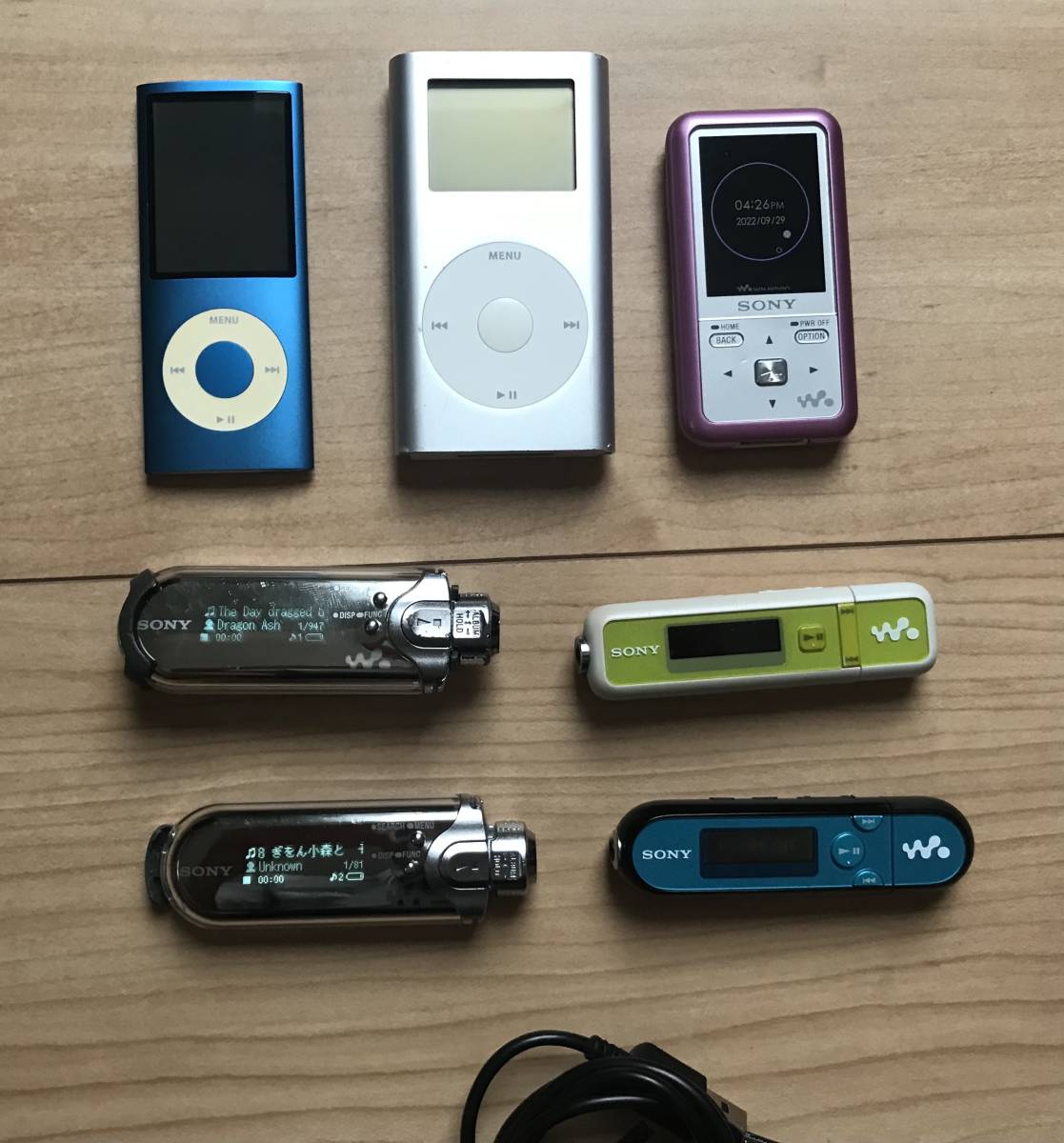 Sony ウォークマンとApple iPod セット 5年半で1億台売り上げたiPod