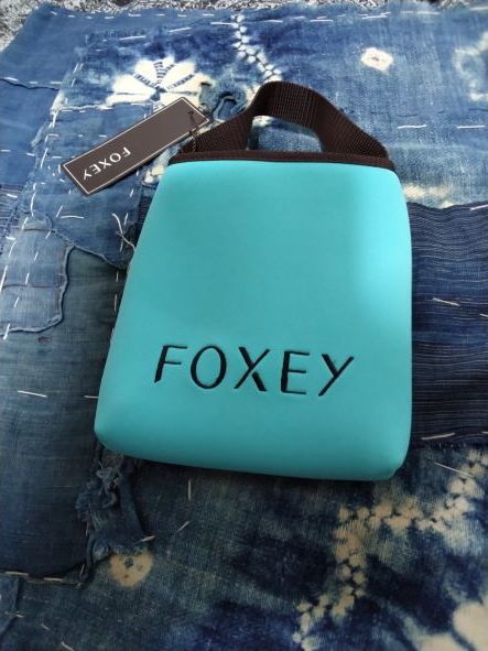 美品 未使用 FOXEY フォクシー タグ付 定価12，000 MITHUKOSHI ISETAN 三越 伊勢丹 ブティック 高級 ライン 化粧 ポーチ ターコイズ ブルー