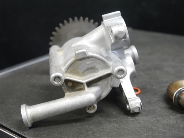 CBX400F NC07 MA6より CBX550F 国内物 純正 オイルポンプと