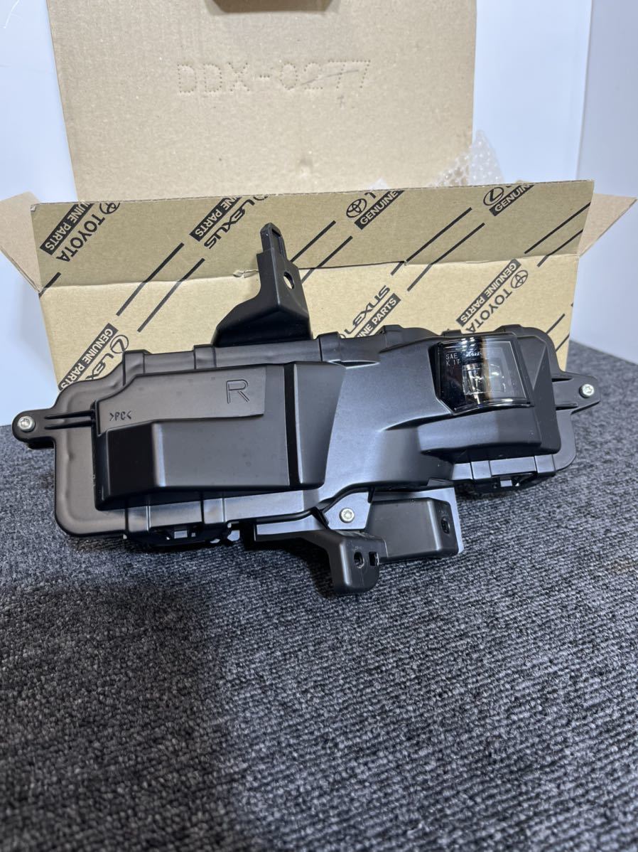 レクサスコーナリングランプ KOITO24-85 81360-24070 美品 レクサス RC AVC10 ランプ コーナリングランプ 右 koito 24-85