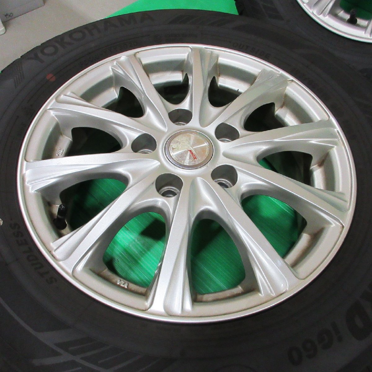 セレナ 195/65R15 冬用2020年バリ山スタッドレス 80-85%山YOKOHAMA