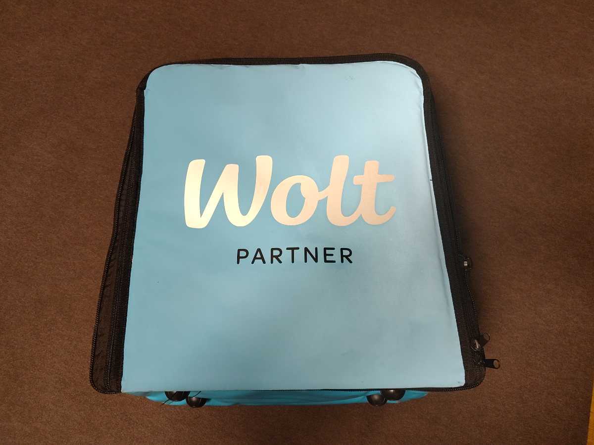 UberEats 出前館 Wolt 配達バッグ マウンテンパーカー　Tシャツ 携帯ホルダー 4点セット 140サイズ発送 ウォルト 新品 Wolt Wolt（ウォルト）配達バッグ・グッズ・ジャケットの評判！使わ Wolt（ウォルト）バッグのロゴ隠し 配達員配達員のバッグに指定はないが余計な