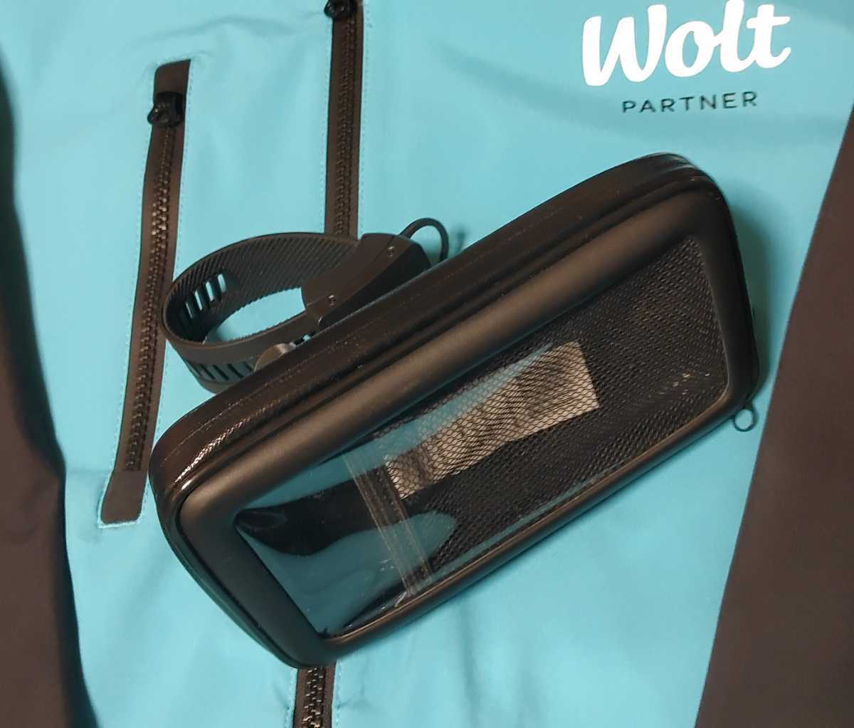 UberEats 出前館 Wolt 配達バッグ マウンテンパーカー　Tシャツ 携帯ホルダー 4点セット 140サイズ発送 ウォルト 新品 Wolt Wolt（ウォルト）配達バッグ・グッズ・ジャケットの評判！使わ Wolt（ウォルト）バッグのロゴ隠し 配達員配達員のバッグに指定はないが余計な