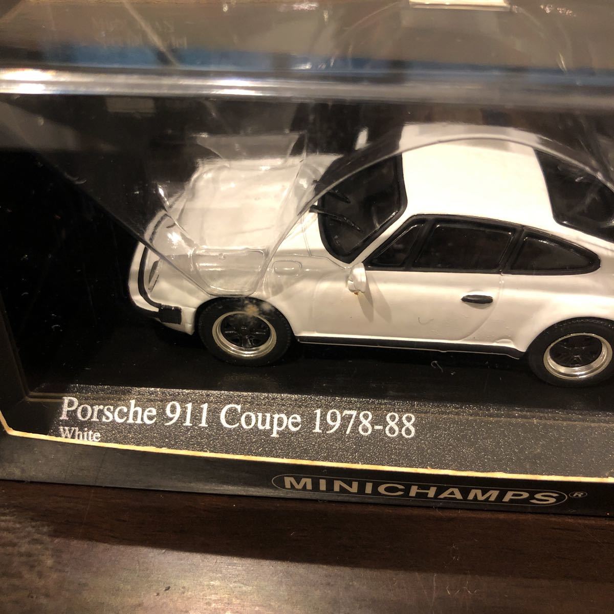 minichamps ミニチャンプス 1/43 ポルシェ 911 クーペ1978-1988 白