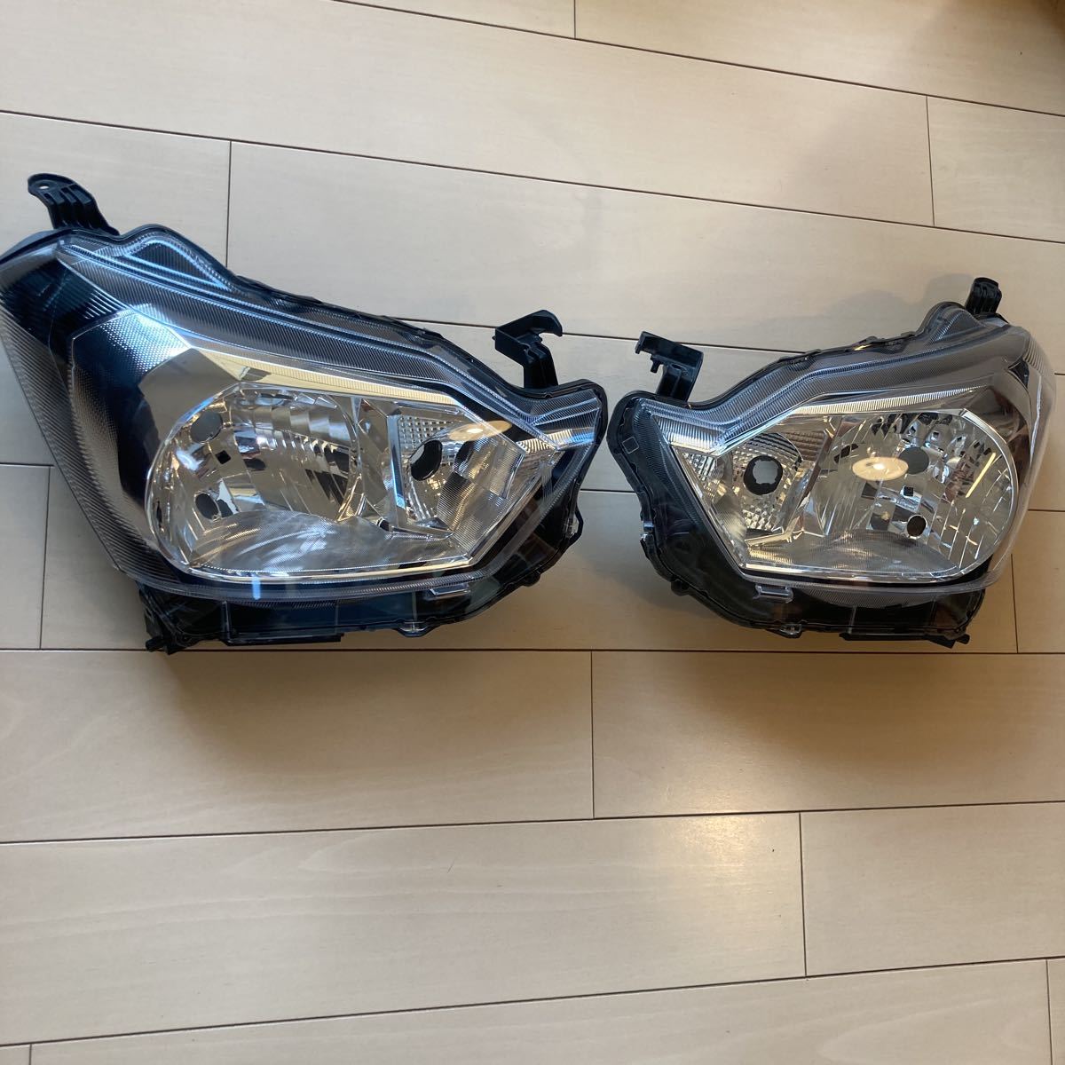 美品！ ダイハツ ミライース 左右ヘッドランプ DBA-LA350 ハロゲン