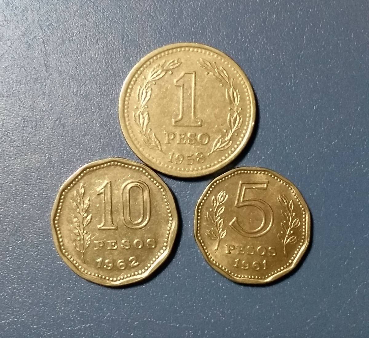 REPUBLICA ARGENTINA アルゼンチン コイン 女神 リベルタード：1ペソ 1958年 / 帆船：5ペソ 1961年 /  馬と勇士：10ペソ 1962年 各1枚の入札履歴 - 入札者の順位