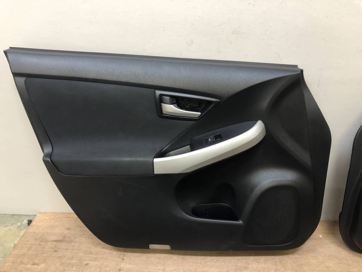 大型商品 管B143 DAA-ZVW30 プリウス H25年 後期 ドア内張リ 一台