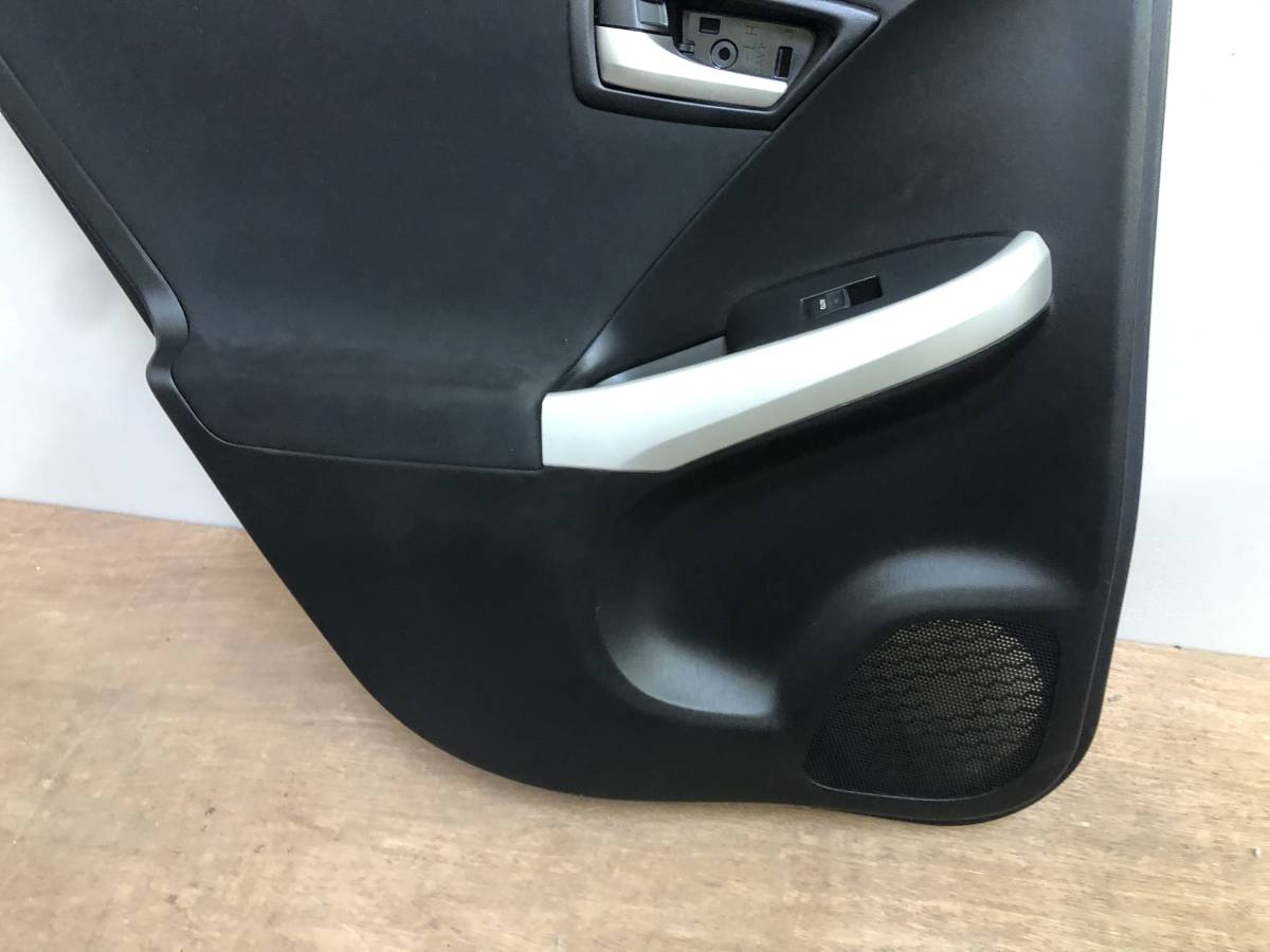 大型商品 管B143 DAA-ZVW30 プリウス H25年 後期 ドア内張リ 一台