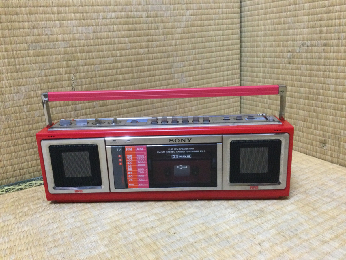 ソニー（sony）のラジカセ「DIGITABLE 0 ZX-5」｜クールな白が映える