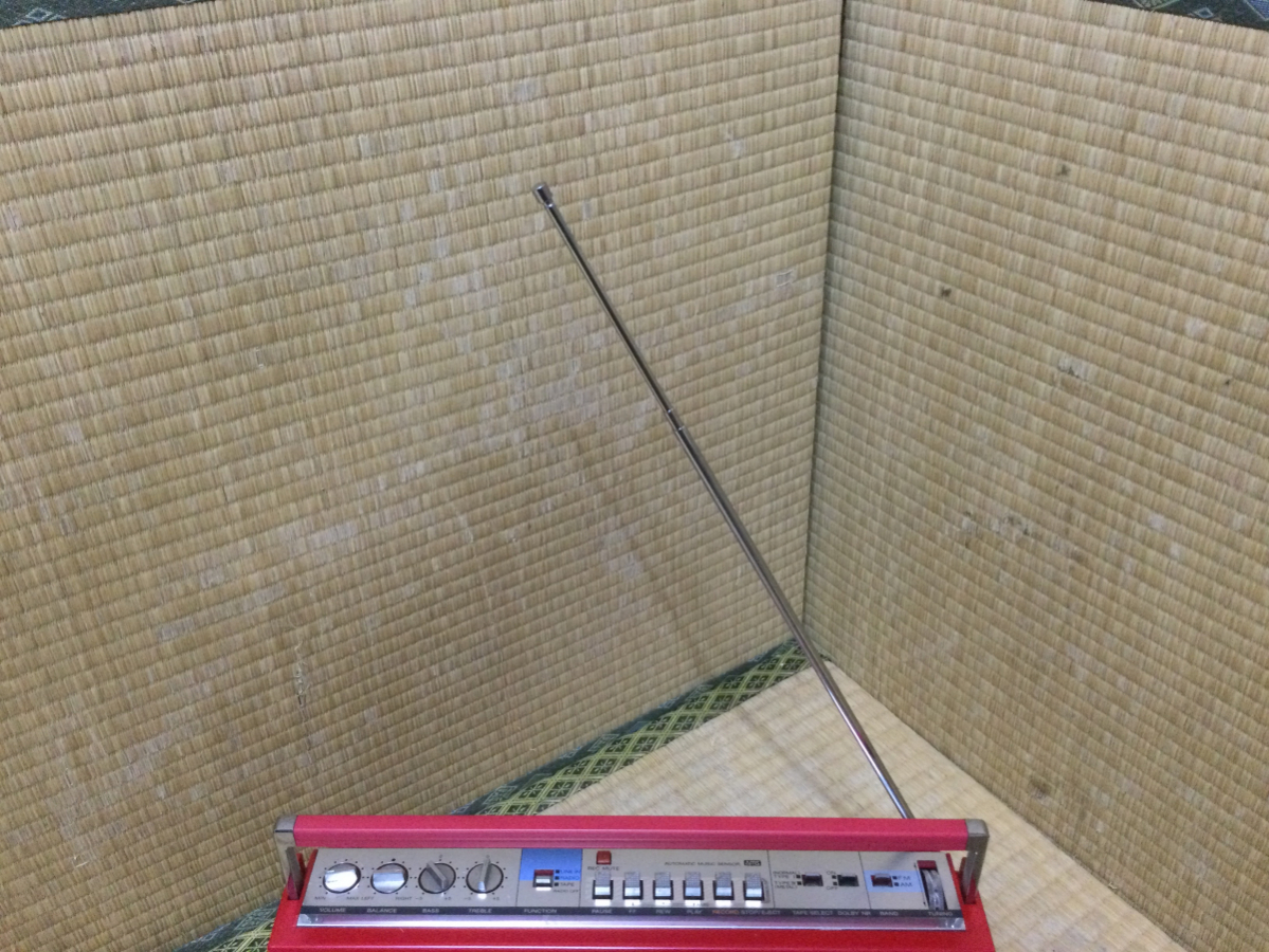 ソニー（sony）のラジカセ「DIGITABLE 0 ZX-5」｜クールな白が映える