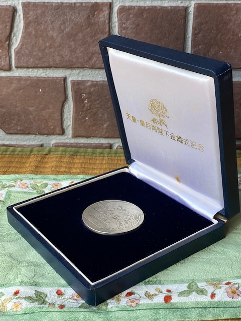 純銀 昭和49年 奉祝 天皇皇后陛下金婚式 純銀メダル 100g ケース付(銀製)｜