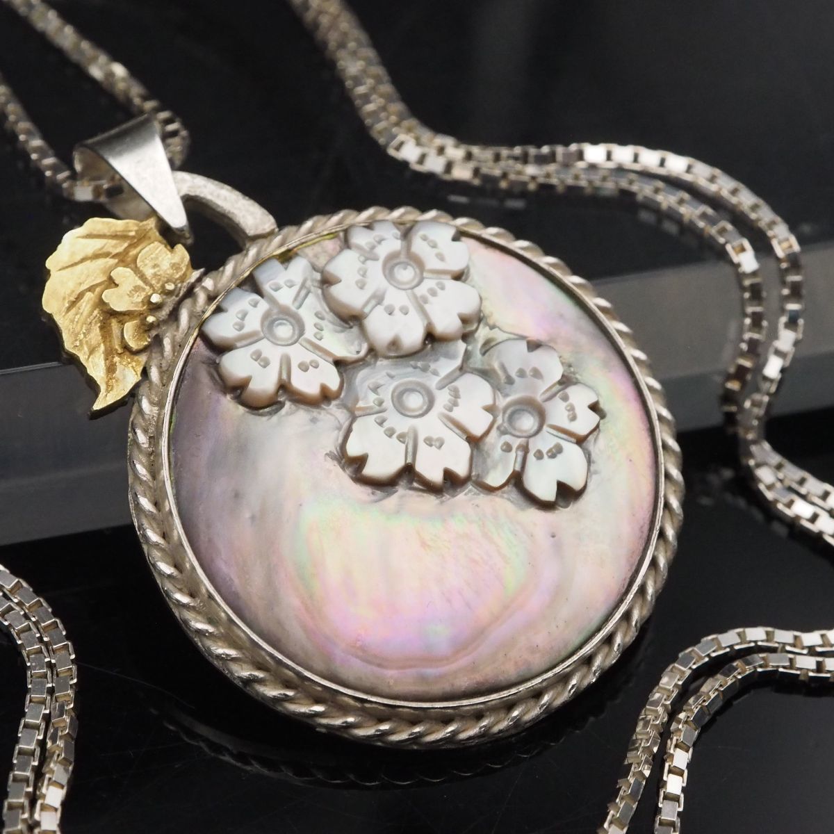 R70 シェル 作家物 淑子 SILVER925刻印 ペンダント ネックレス 花 裏細工 フラワー デザイン シルバー