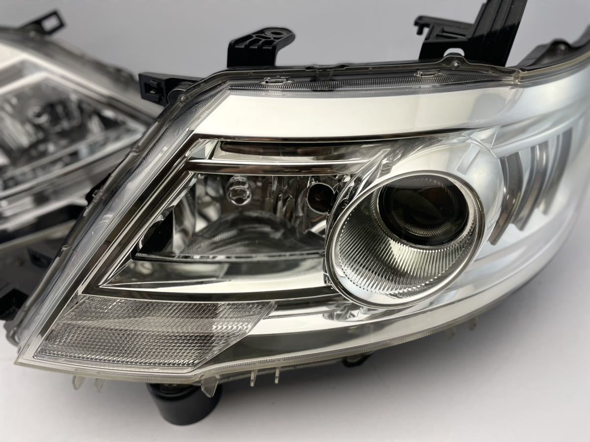 管0143 C25 セレナ 純正 HID キセノン ヘッドライト左右 モール付き