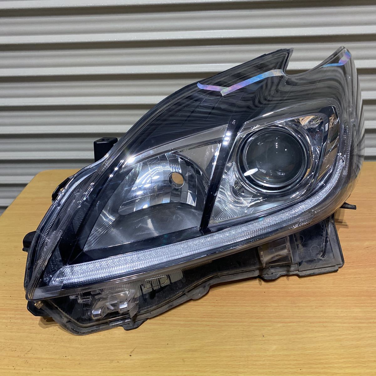 ZVW30 左ヘッドライト 後期　KOITO 47-52 81185-47411？ 割れあり　ジャンク