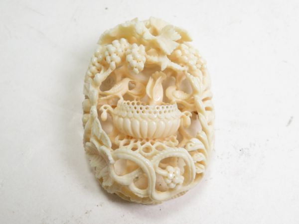 HOT，豊富な 4516 堤物 コレクターより買取品 牙 花籠彫 ブローチ 初品 買取品(根付)｜売買されたオークション情報、yahooの商品情報をアーカイブ公開 - オークファン 根付