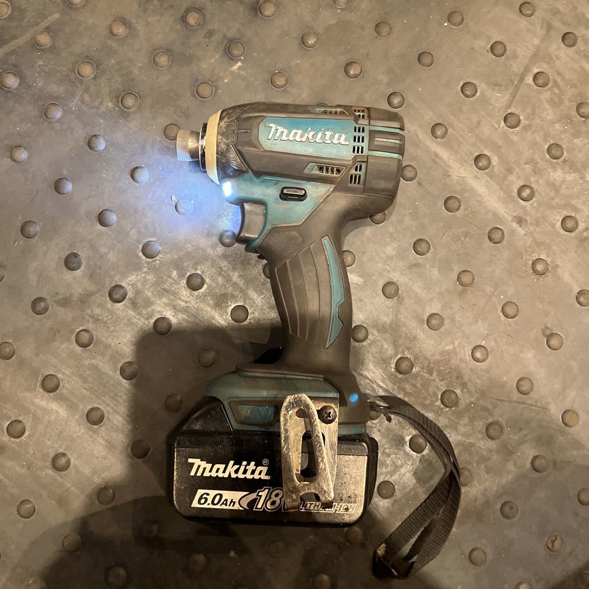 マキタ makita インパクトドライバ 充電式 マキタインパクトドライバー インパクトドライバー 18V 電池は付きません！！　ガタガタ音あり