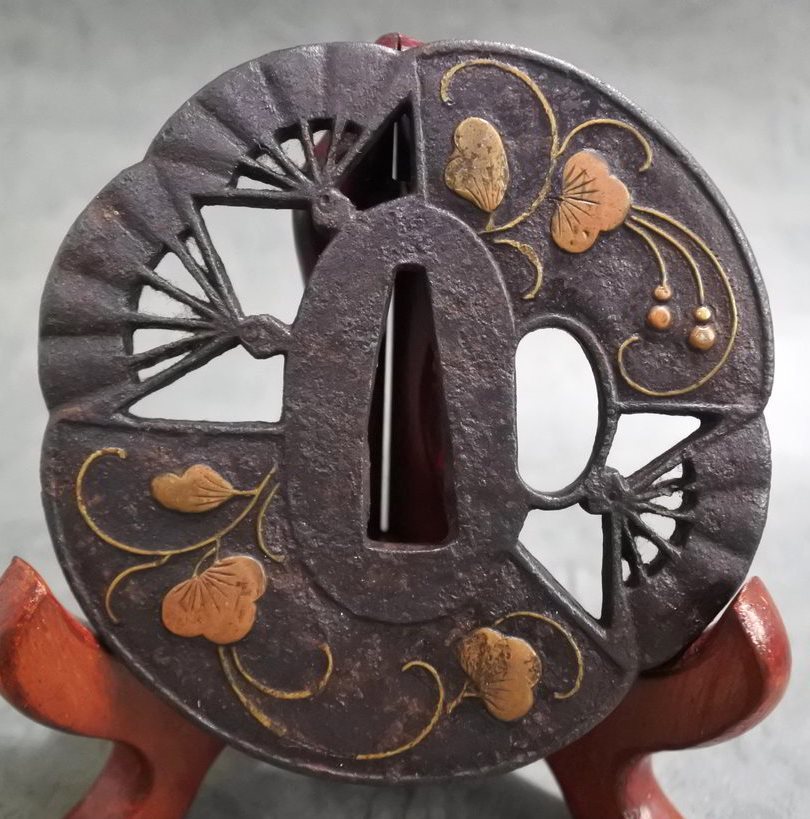 送料無料 江戸時代 金象嵌 蝶々花文鍔 刀剣美術 加賀金象嵌鍔（