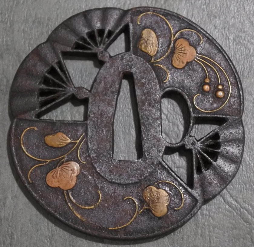 刀装具 鍔 時代 鉄地 丸型鍔 無銘 扇子透かし 梅図象嵌 ⑱(