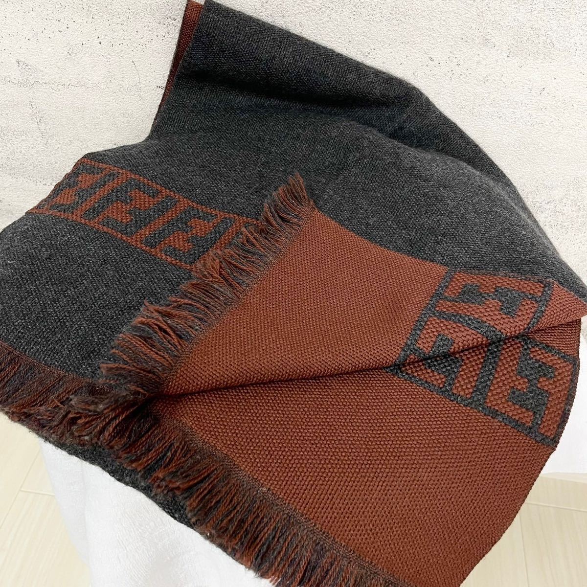 紳士の贅沢品】FENDI フェンディ マフラー ストール ズッカ柄 ロゴ