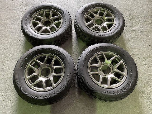  C-6242 ジムニー JB64W 純正16インチアルミホイール トーヨートランパスM/T 195R16 室内保管(ラジアルタイヤ)｜売買されたオークション情報、yahooの商品情報をアーカイブ公開 - オークファン 5穴